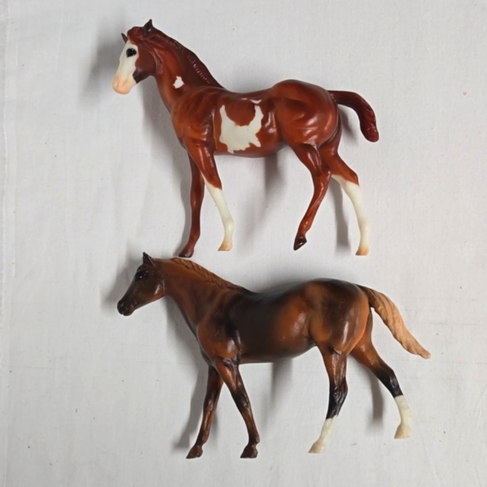 2 Breyer Reeves Horses 4" - 5" Pinto Chestnut Nice Condition Freestanding